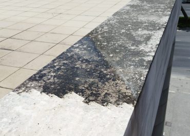 Stark verschmutzte Brüstung