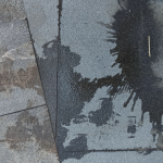 Kaffeeflecken auf schwarzem Marmor