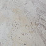 Teeflecken auf weißem Marmor