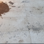 Zement und Erdeflecken