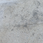 Zementreste auf Terrazzo